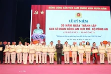 Bộ trưởng Công an Tô Lâm trao Bằng khen Bộ Công an tặng các tập thể, cá nhân xuất sắc tại Lễ kỷ niệm 30 năm Ngày thành lập Câu lạc bộ sĩ quan Công an hưu trí Bộ Công an.