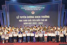 Các em học sinh giỏi tiêu biểu Thủ đô được tuyên dương khen thưởng năm học 2022-2023.