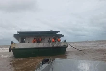 Tàu chở hơn 1.000 tấn dầu DO bị nước đánh tràn vào hầm tàu, có nguy cơ chìm đắm. (Ảnh: Bộ đội Biên phòng tỉnh Thái Bình cung cấp)