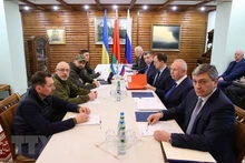 Phái đoàn Ukraine (trái) và Nga tại cuộc đàm phán nhằm chấm dứt xung đột, tại Brest, Belarus ngày 7/3/2022. (Ảnh: AFP/TTXVN)