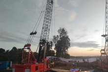 Máy trục khoan nhồi bê-tông công suất lớn tham gia cứu hộ lúc chạng vạng.