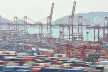 Container hàng hóa được bốc dỡ tại cảng Busan, Hàn Quốc. (Ảnh: AFP/TTXVN)