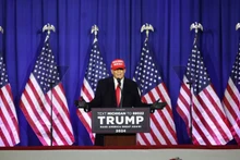 Cựu Tổng thống Mỹ Donald Trump phát biểu vận động tranh cử ở bang Michigan. (Ảnh: AFP/TTXVN)