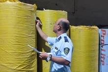 Lực lượng chức năng kiểm tra lô hàng tấm lợp lấy sáng tại nhà kho. (Ảnh: Quản lý thị trường Thành phố Hồ Chí Minh cung cấp).