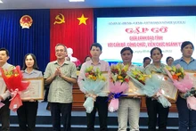 Đồng chí Bí thư Tỉnh ủy Bạc Liêu Lữ Văn Hùng tặng bằng khen và hoa cho những thầy thuốc xuất sắc trong tỉnh. (Ảnh: TRỌNG DUY)