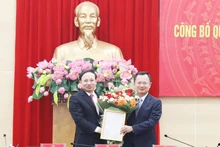 Thừa ủy quyền của Thủ tướng Chính phủ, Bí thư Tỉnh ủy Quảng Ninh trao Quyết định giao quyền chủ tịch Ủy ban nhân dân tỉnh Quảng Ninh cho đồng chí Cao Tường Huy.