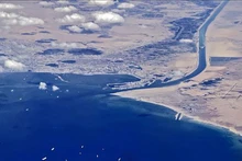 Tàu thuyền chuẩn bị di chuyển qua Kênh đào Suez, Ai Cập. (Ảnh: AFP/TTXVN)