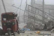 Hiện trường vụ nổ gần tòa nhà Bộ Giáo dục Somalia trên đường K5 ở thủ đô Mogadishu, ngày 29/10/2022. (Ảnh: Reuters)