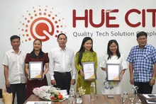 Trao tặng 3 Bộ giải pháp hỗ trợ doanh nghiệp chuyển đổi số cho doanh nghiệp trên địa bàn.