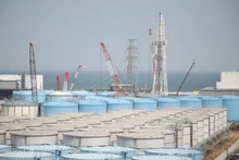 Các bể chứa nước thải nhiễm xạ tại nhà máy điện hạt nhân Fukushima Daiichi ở Okuma, tỉnh Fukushima, Nhật Bản. (Ảnh: Kyodo/TTXVN)