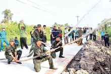 Lực lượng chức năng Cà Mau thường xuyên diễn tập phòng cháy, chữa cháy rừng.