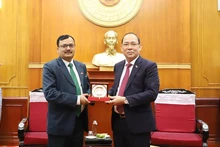 Phó Chủ tịch Ủy ban Trung ương Mặt trận Tổ quốc Việt Nam Hoàng Công Thuỷ tặng quà lưu niệm Ngài Phó Đại sứ nước Cộng hòa Ấn Độ Subhash Gupta.