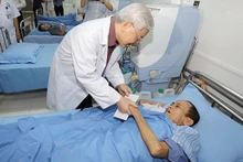 Tổng Bí thư Nguyễn Phú Trọng thăm, tặng quà bệnh nhân đang điều trị tại Khoa Thận nhân tạo, Bệnh viện Đa khoa tỉnh Bắc Kạn. (Ảnh: tapchicongsan.org.vn)
