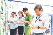 Phối hợp liên ngành kiểm tra thực phẩm chức năng, thực phẩm dinh dưỡng y học. Ảnh: Cục QLTT tỉnh Tây Ninh