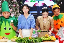 Quang Linh Vlog, Hằng Du Mục và hoa hậu Thùy Tiên trong một phiên livestream bán sản phẩm Kera.