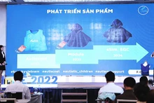 Nhóm thuyết trình về sản phẩm áo tại cuộc thi.