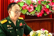 Đại tá Võ Tấn Dũng tại buổi kể chuyện lịch sử cho sinh viên Trường Cao đẳng Cần Thơ.