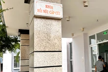 Những du khách nghi bị ngộ độc thực phẩm đang được điều trị tại khoa Hồi sức cấp cứu, Trung tâm y tế thành phố Phan Thiết, Bình Thuận.
