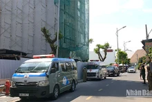 Các lực lượng công an, dân phòng địa phương phong tỏa bảo vệ hiện trường, bảo đảm an ninh trật tự trong khu vực.