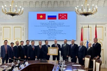 Trao tặng Huân chương Hữu nghị cho Thống đốc Saint Peterburg Alexander Beglov. (Ảnh: Thùy Vân)