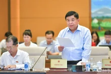 Bộ trưởng Kế hoạch và Đầu tư Nguyễn Chí Dũng trình bày tờ trình về dự thảo Nghị quyết tại phiên họp chiều 14/5. (Ảnh: DUY LINH)