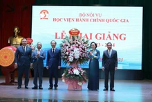 Bộ trưởng Nội vụ Phạm Thị Thanh Trà tặng hoa chúc mừng thầy và trò Học viện Hành chính Quốc gia nhân dịp khai giải năm học mới 2023-2024.