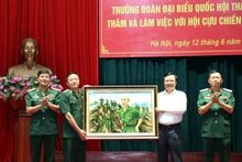 Đồng chí Đinh Tiến Dũng tặng bức tranh "Bác đang cùng chúng cháu hành quân" cho Hội Cựu chiến binh thành phố Hà Nội.