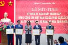 Đồng chí Hà Thị Trang, Ủy viên Ban Thường vụ, Trưởng Ban Tuyên giáo Đảng ủy Khối các cơ quan Trung ương trao Kỷ niệm chương "Vì sự nghiệp xây dựng Đảng ủy Khối các cơ quan Trung ương" tặng các đảng viên thuộc Đảng bộ Báo Nhân Dân. (Ảnh: THÀNH ĐẠT)