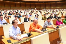 Đại biểu Quốc hội biểu quyết thông qua Nghị quyết thí điểm một số cơ chế, chính sách đặc thù về đầu tư xây dựng công trình giao thông đường bộ. (Ảnh: DUY LINH)