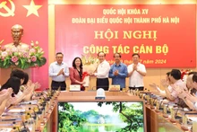 Các đại biểu chúc mừng Trưởng đoàn đại biểu Quốc hội thành phố Hà Nội Bùi Thị Minh Hoài.