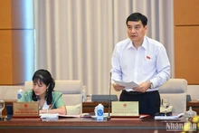 Chủ nhiệm Ủy ban Văn hóa, Giáo dục Nguyễn Đắc Vinh - Phó Trưởng đoàn Thường trực Đoàn Giám sát trình bày báo cáo tại phiên họp chiều 14/7. (Ảnh: DUY LINH)