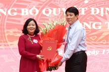 Thường trực Ban Bí thư Lương Cường trao quyết định cho đồng chí Bùi Thị Minh Hoài.