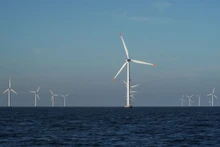 Các turbine gió ngoài khơi bờ biển Nysted, Đan Mạch. (Ảnh: Reuters)