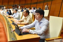 Các đại biểu Quốc hội biểu quyết thông qua Nghị quyết về dự toán ngân sách nhà nước năm 2024. (Ảnh: THỦY NGUYÊN)