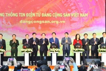 Trưởng Ban Tuyên giáo Trung ương Nguyễn Trọng Nghĩa và các đại biểu thực hiện nghi thức bấm nút khai trương Cổng Thông tin điện tử Đảng Cộng sản Việt Nam. (Ảnh: ĐĂNG KHOA)