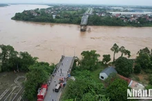 Sự cố sập cầu Phong Châu (tỉnh Phú Thọ) ngày 9/9. (Ảnh: THÀNH ĐẠT)
