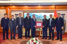 Tổng Biên tập Báo Nhân Dân Lê Quốc Minh trao những món quà Tết ý nghĩa từ Báo Nhân Dân đến tập thể lãnh đạo, cán bộ, nhân viên Trung ương Hội Cựu chiến binh Việt Nam. (Ảnh: NHẬT QUANG)