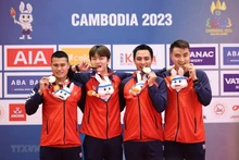 Các kiếm thủ Nguyễn Văn Quyết, Vũ Thành An, Tô Đức Anh, Nguyễn Xuân Lợi trên bục nhận huy chương. (Ảnh: TTXVN) 