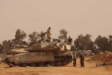 Binh sĩ và xe quân sự Israel được triển khai gần biên giới với Dải Gaza ngày 27/5/2024. (Ảnh: THX/TTXVN)
