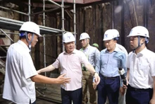 Bí thư Thành ủy Hà Nội Đinh Tiến Dũng kiểm tra công trường cống thu ngầm nước thải sông Tô Lịch tại quận Hoàng Mai.