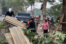 Cán bộ, nhân dân phường Quan Hoa, quận Cầu Giấy tham gia dọn vệ sinh môi trường.