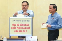 Chủ tịch Quốc hội Trần Thanh Mẫn và các đồng chí Phó Chủ tịch Quốc hội ủng hộ đồng bào khắc phục hậu quả cơn bão số 3. (Ảnh: DUY LINH)