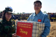 Bí thư Thành uỷ Hà Nội tặng quà cho các lực lượng tham gia diễn tập. (Ảnh: Hữu Thu)