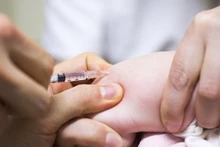Tiêm vitamin K là cho trẻ mới sinh là một biện pháp chủ động phòng tránh nguy cơ mắc các bệnh như xuất huyết não, viêm màng não. (Ảnh minh họa: Vinmec)