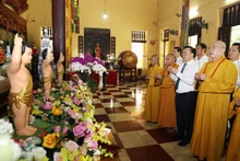 Bí thư Thành ủy Hà Nội dâng hương tại chùa Quán Sứ.