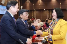 Bí thư Thành ủy Hà Nội Bùi Thị Minh Hoài trò chuyện, chúc mừng các đại biểu tại buổi gặp mặt.