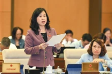 Quyền Bộ trưởng Y tế Đào Hồng Lan trình bày Báo cáo của Chính phủ tại Phiên họp thứ 16 của Ủy ban Thường vụ Quốc hội chiều 10/10.