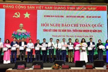 Đồng chí Lê Quốc Minh, Ủy viên Trung ương Đảng, Tổng Biên tập Báo Nhân Dân, Phó Trưởng Ban Tuyên giáo Trung ương, Chủ tịch Hội Nhà báo Việt Nam và đồng chí Nguyễn Mạnh Hùng, Ủy viên Trung ương Đảng, Phó Trưởng Ban Tuyên giáo Trung ương, Bộ trưởng Thông tin và Truyền thông trao chứng nhận cho các đơn vị đạt mức Xuất sắc chuyển đối số báo chí 2024, trong khuôn khổ Hội nghị Báo chí toàn quốc 2024 tại TP Cần Thơ ngày 16/12.