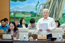 Chủ tịch Ủy ban Trung ương Mặt trận Tổ quốc Việt Nam Đỗ Văn Chiến trình bày dự thảo báo cáo tổng hợp ý kiến của cử tri và nhân dân. (Ảnh: DUY LINH)