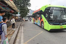 Xe buýt tại Hà Nội đang từng bước được sử dụng năng lượng xanh.